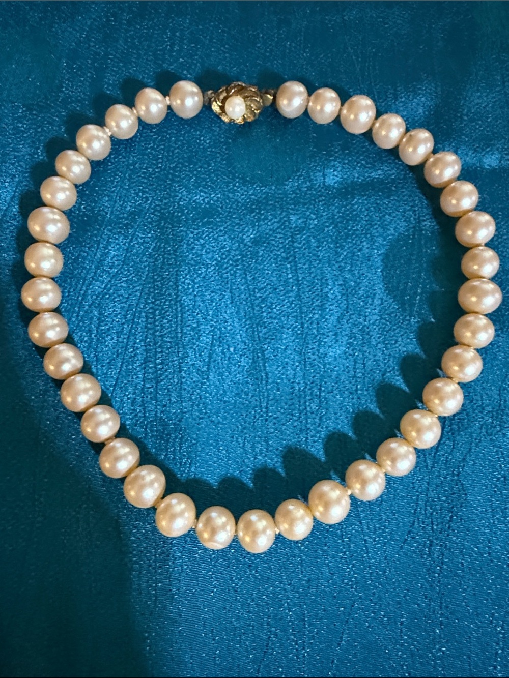 Classic vintage Pearl Strand Necklace in Cream with Gold Clasp